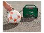 Man pompt een voetbal op met een groene luchtcompressor.