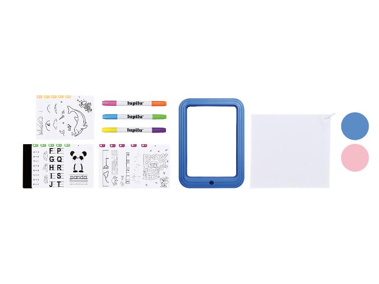 Tekenset voor kinderen met stiften, sjablonen, doekje en een blauw tekentablet.