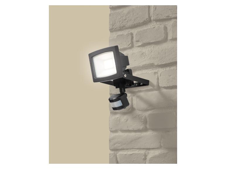 Buitenlamp met bewegingssensor, gemonteerd op een bakstenen muur.