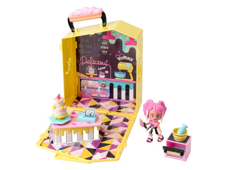 Een speelgoed bakkerij met een poppetje en een oven.