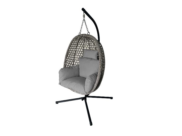 Hangstoel van kunstrotan met grijze kussens op een zwart metalen standaard