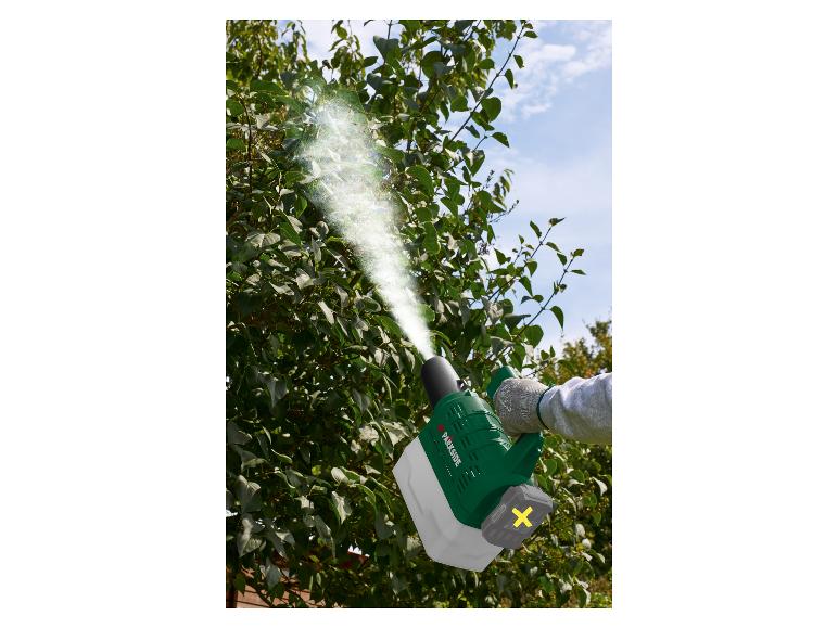 Persoon gebruikt een draadloze sproeier om een boom te behandelen