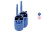 Twee blauwe walkie-talkies met digitale displays en knoppen, met roze en blauwe kleurstalen.