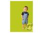 Baby in spijkerbroek en donker T-shirt, met een groene deken ernaast.