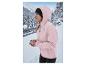 Vrouw in roze CRIVIT thermo-softshelljas en muts in besneeuwd berglandschap.