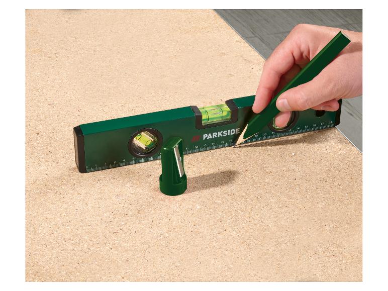 PARKSIDE waterpas en potlood gebruikt voor markering op een houten oppervlak.