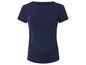 Een donkerblauw t-shirt met korte mouwen.