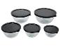 Set van vijf transparante kommen met zwarte deksels