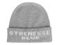 Grijze muts met de tekst 'STRENESSE BLUE'.