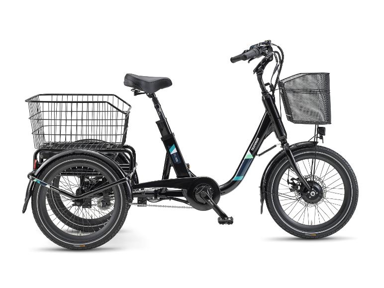 Zwarte elektrische driewieler met voor- en achterbaskets op een witte achtergrond.