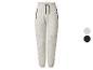 Grijze joggingbroek met ritszakken en trekkoord in de taille, met zwarte en lichte kleurstalen ernaast.
