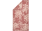 Roze handdoek met een lichter bloemenpatroon, in één hoek gevouwen.