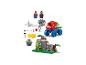 Een LEGO Duplo set met Spider-Man, Miles Morales, een voertuig, een grot en accessoires.