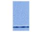 Een lichtblauwe handdoek met een blauwe en witte rand.