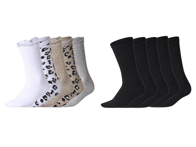 Een set van vijf paar zwarte sokken en vijf paar patroon- en effen sokken.