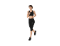 Vrouw in zwarte sportkleding, sportbeha en capri legging, aan het hardlopen.