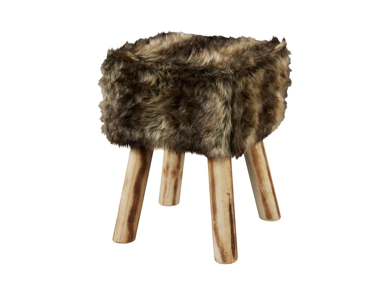 Een stoel met een imitatiebont zitting en houten poten.