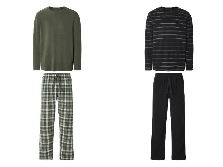 Twee pyjamasets: een effen groene top met groene geruite broek en een zwart gestreepte top met zwarte broek.