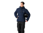 Man in donkerblauwe ski-jas en zwarte broek, met zwarte helm.
