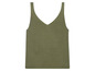 Een groene gebreide tanktop met spaghettibandjes.