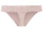Een paar roze damesonderbroeken met kant.