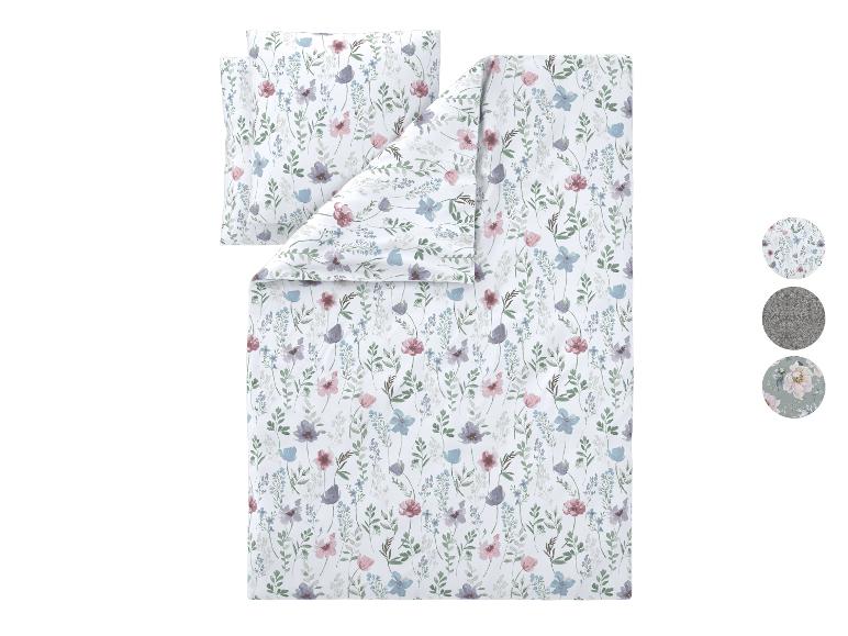 Dekbedovertrekset met bloemenpatroon in wit, roze en blauw.