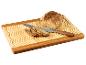 Gesneden meergranenbrood, mes en bamboe snijplank.