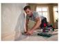 Man monteert een plint met een PARKSIDE® ratelschroevendraaier-bitset.