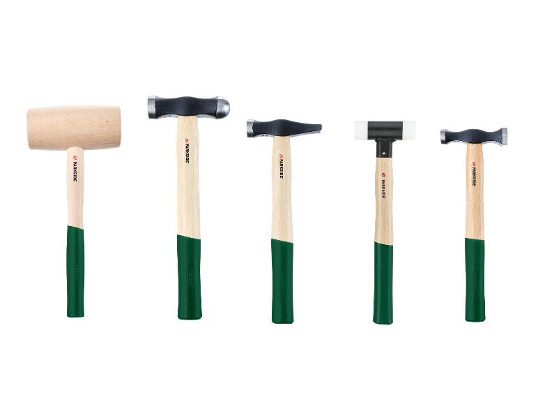 Vijf hamers en houten hamers van hout en metaal, met houten en groene handvatten