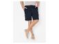 Man draagt marineblauwe shorts met trekkoord en beige instappers.