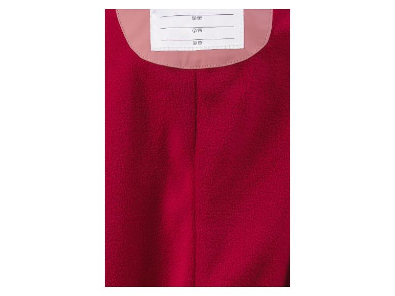 Rood fleecejack met roze kraag en wit etiket met drie regels voor naam en telefoonnummer.