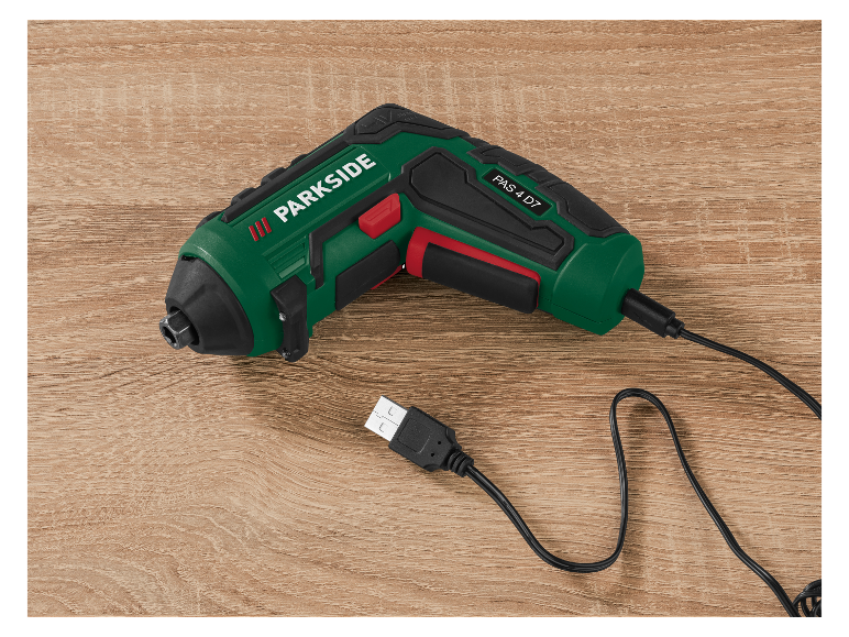 Een draadloze schroevendraaier Parkside PAS 4 D7 met USB-kabel op een houten oppervlak.