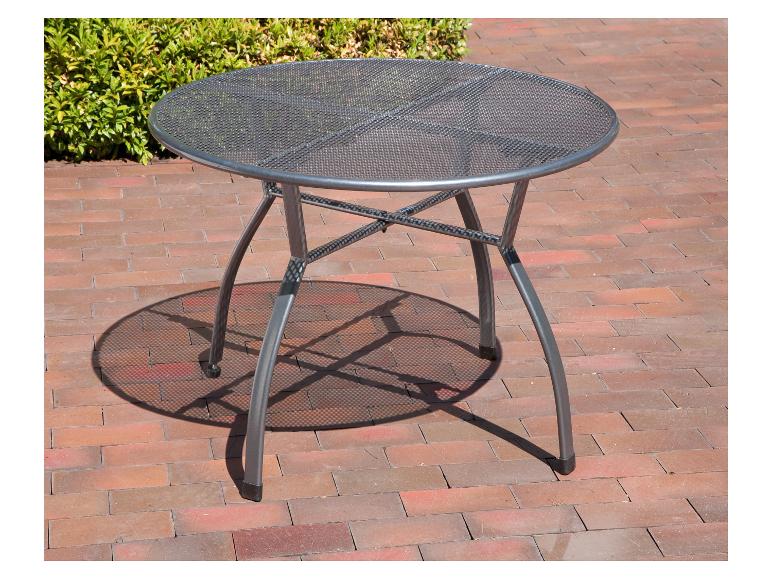 Metalen tuintafel met geperforeerd blad op een bakstenen terras.