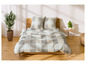 Een bed met een beige en wit gestreept dekbedovertrek en kussens