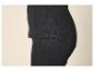Close-up van zwarte sporttop en legging op een persoon, zijaanzicht.