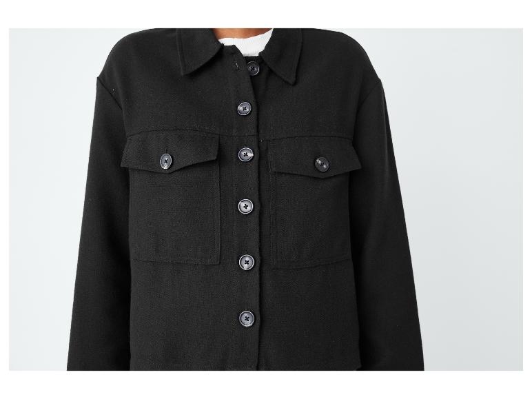 Een zwart, geknoopt jack met twee zakken.