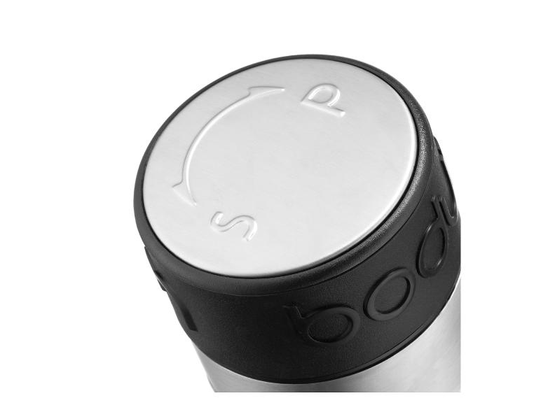 Close-up van een Bodum reismokdeksel met 'S' en 'P' markeringen