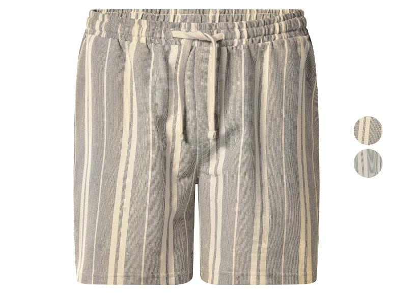 Gestreepte herenshorts met trekkoord in de taille, verkrijgbaar in twee kleuren.