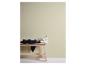 Houten bankje met zwarte handdoek, bodylotion en citrusgeurende scrub.