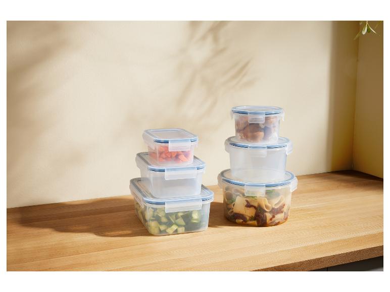 Stapelbare, transparante voedselcontainers met groenten en pasta.