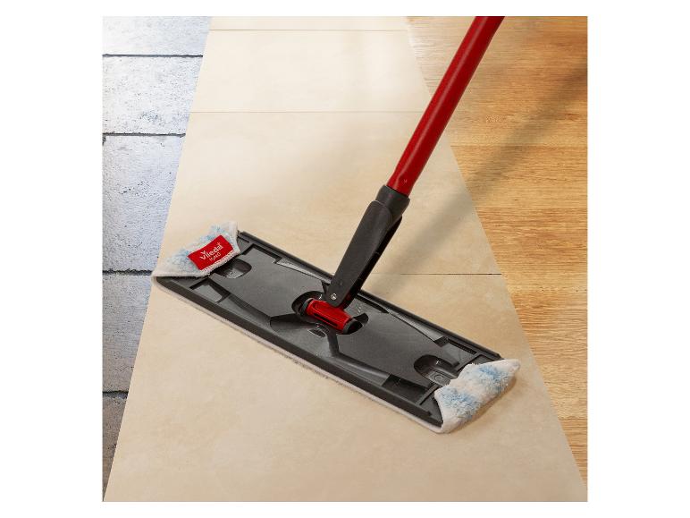 Vileda H2Pro dweil reinigt de vloer.