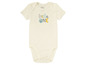Een wit babypakje met korte mouwen van Lupilu met de tekst 'little one'.