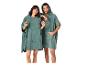Twee personen in groene badstof poncho's met capuchon en zakken.