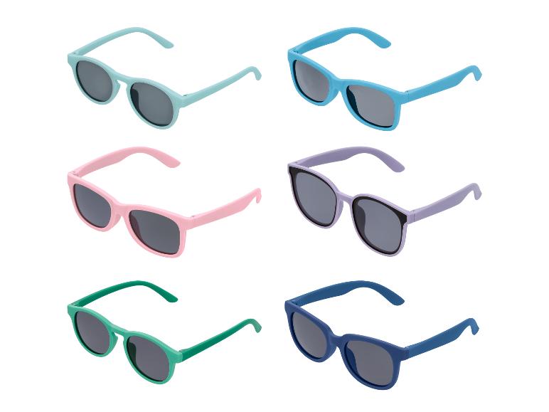 Zes paar kleurrijke kinderzonnebrillen, waaronder blauw, roze, groen en paars.