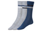 Drie paar sokken: twee grijs, één blauw met witte en zwarte strepen.