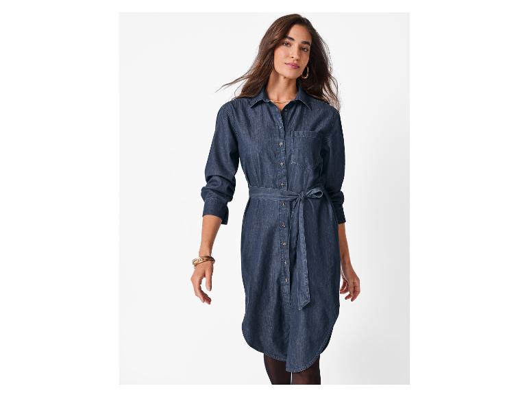 Vrouw in een denim shirtjurk met riem.