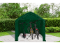 Groene fietsenstallingtent met een elektrische scooter en twee fietsen erin, in een tuin.