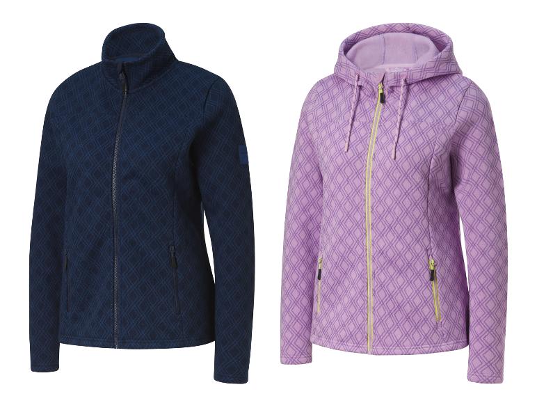 Twee damesjacks, een blauwe met hoge kraag en een paarse met capuchon.