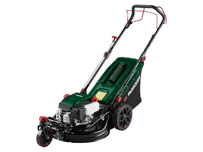 Groene en zwarte benzine grasmaaier met opvangbak.