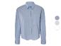 Een lichtblauw overhemd met lange mouwen.